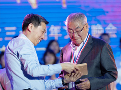 海為公司建廠30周年慶典活動(dòng)盛大召開(kāi)，董事長(zhǎng)榮獲“終身成就獎(jiǎng)”殊榮